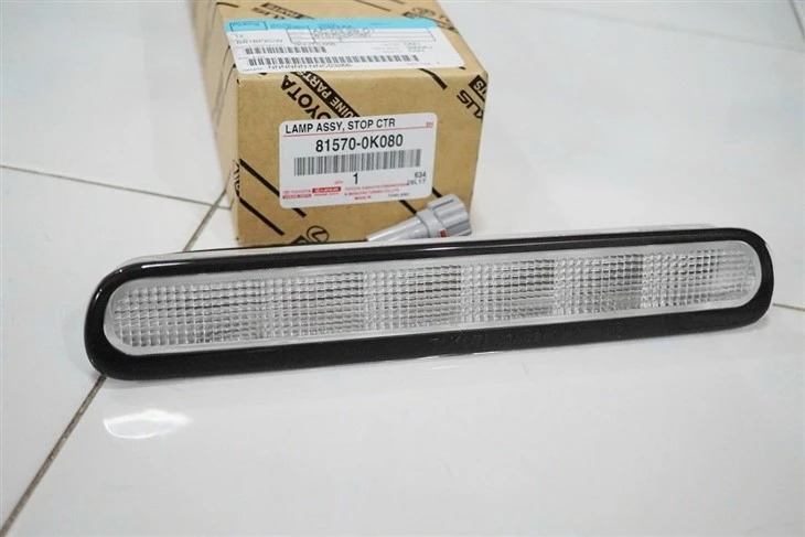 Toyota 81570-0K080 Rear Tailgate Brake Light